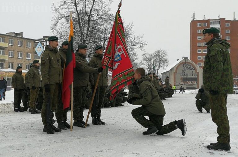 Radviliškyje prisiekė nuolatinės privalomosios pradinės karo tarnybos kariai