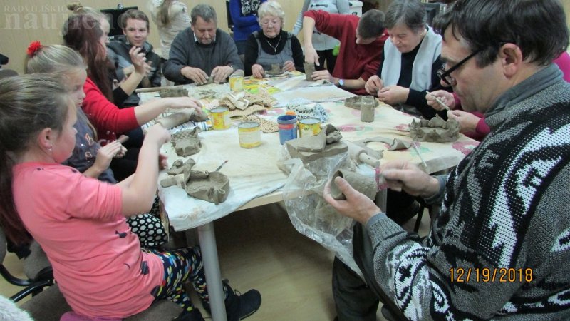 Beinoravos bibliotekoje svečiai pasakojo apie keramikos darbų kūrybą.