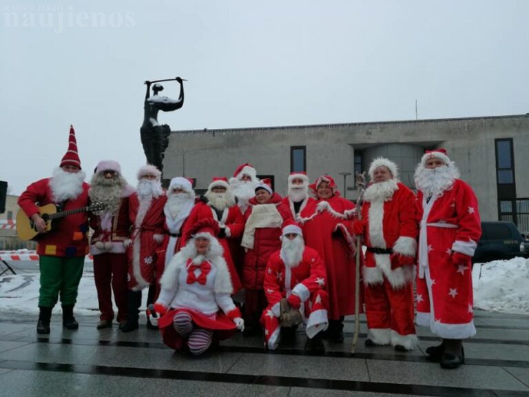 Senuosius palydėjome su būriu Kalėdų Senelių