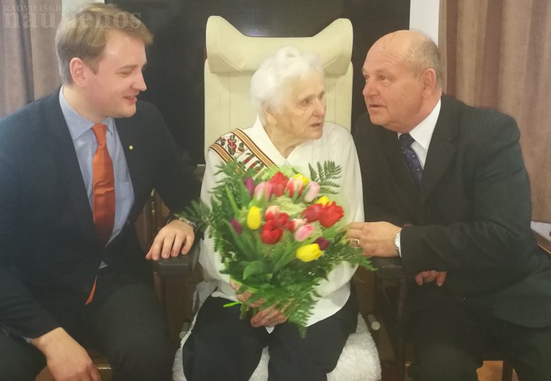 Šimtametė Ona Augulienė su šeima.