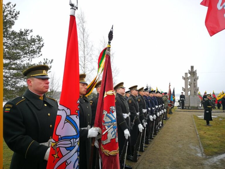 Minaičiuose suplazdėjo trispalvių jūra