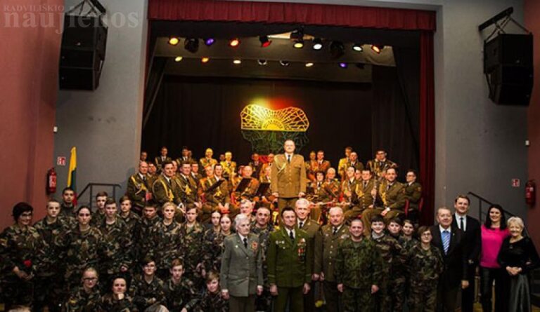 Lietuvos gimtadienis pasitiktas orkestro muzika ir unikalia karpinių paroda