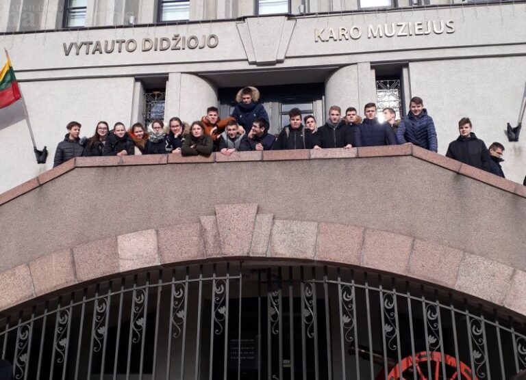 Baisogalos gimnazistai ir pramogavo, ir mokėsi