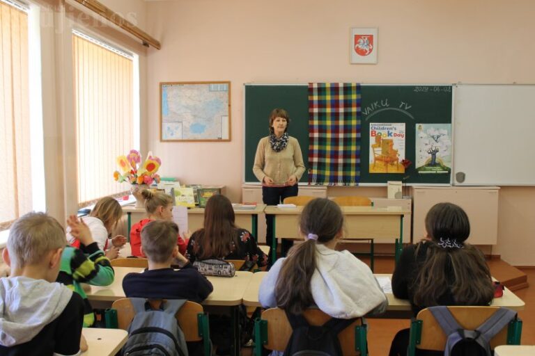 Pociūnėlių penktokai apie knygas diskutavo „Vaikų TV“ studijoje