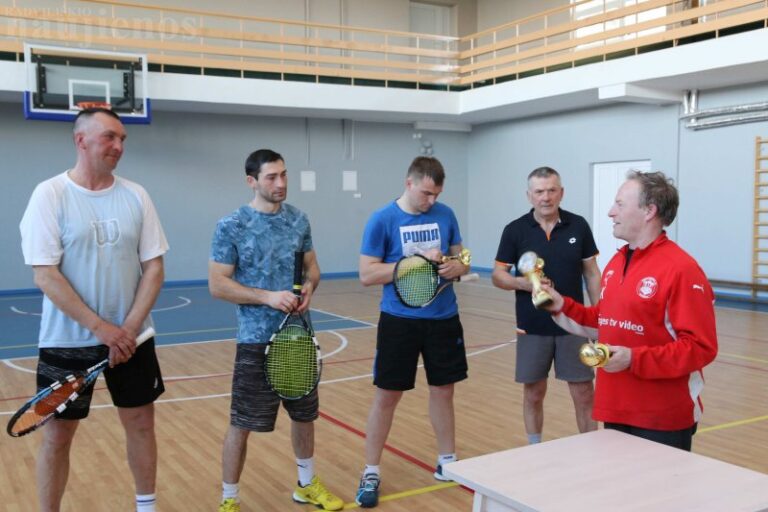 Atnaujintoje Baisogalos gimnazijos sporto salėje – teniso dvejetų turnyras