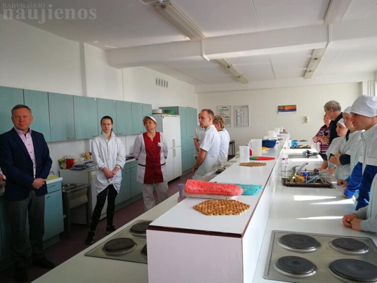 Vienišiems senoliams – šimtas keksiukų