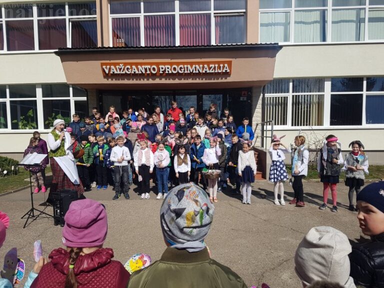 Vaižganto progimnazijos pradinukai džiugiai pasitiko Velykas