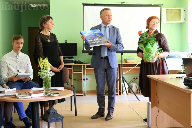 Gražaus jubiliejaus proga sveikino Radviliškio viešosios bibliotekos direktorė V. Šukaitienė ir aplinkinių filialų darbuotojos.