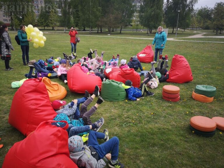 Pavasarinėje pievoje – pasakojimai apie pienes ir jų pūkus