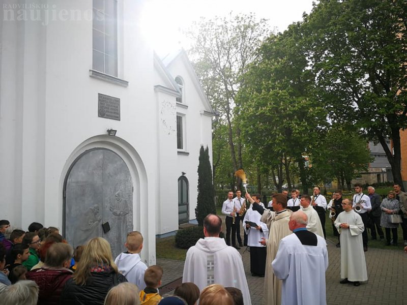 Radviliškio Švenčiausios Mergelės Marijos Gimimo parapijos bažnyčia tą dieną buvo sausakimša.  Eligijos Zoltnerienės nuotr.