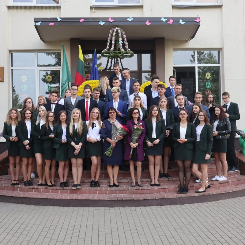 Paskutinio skambučio šventėse geriausius gimnazistus sveikino Radviliškio rajono savivaldybės administracijos direktorė Jolanta Margaitienė.