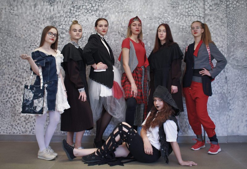 Jaunosios 3B klasės dizainerės Laima Banytė ir Gabrielė Cirkelytė sėkmingai debiutavo ir pristatė savo autorinę kolekciją „Impera“.