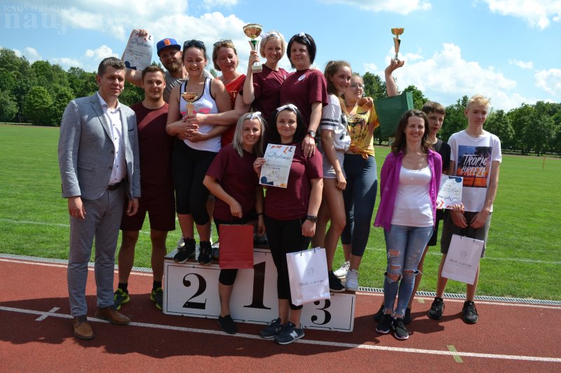 Radviliškio Lietuvos stadione būriavosi jauniausieji projekto dalyviai iš Vaižganto progimnazijos