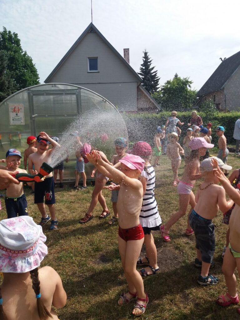 Gaivus „Žvaigždutės“ vaikučių „šokis lietuje“