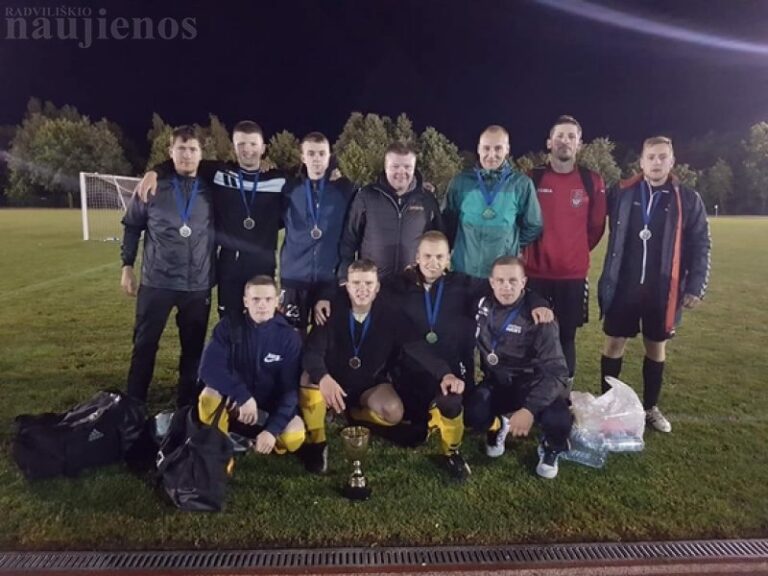 Naktinio futbolo turnyre varžėsi 12 futbolo mėgėjų ir profesionalų komandų