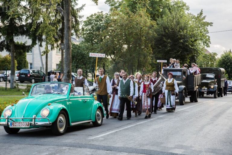 Šeduvoje nupintas dar vienas „Žolinės vainikas“
