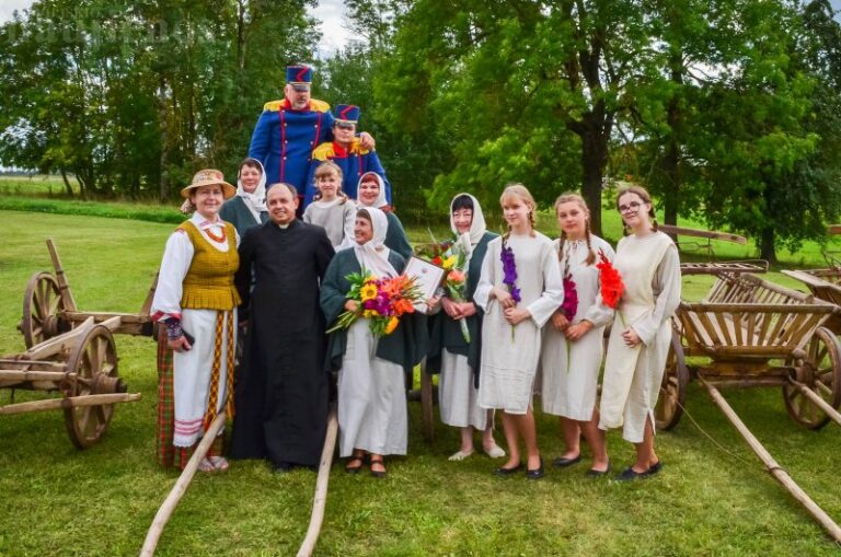 Kleboniškių klojime – jaudinantis spektaklis apie lietuvybę puoselėjusį kunigą