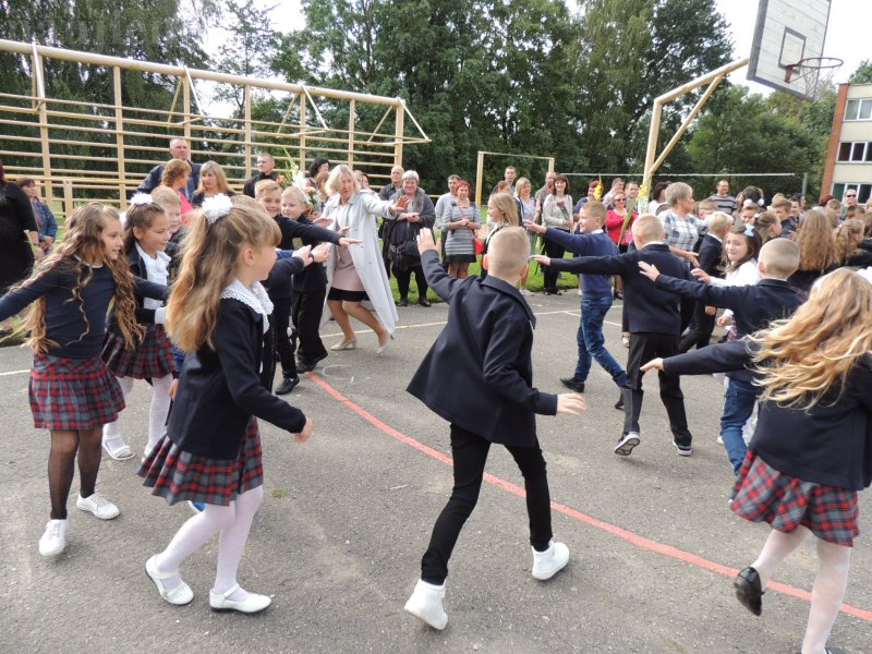Gimnazijoje tapo tradicija švenčiant kai kurias šventes užbaigti šventinę programą visiems šokant lietuvių tradicinius šokius.