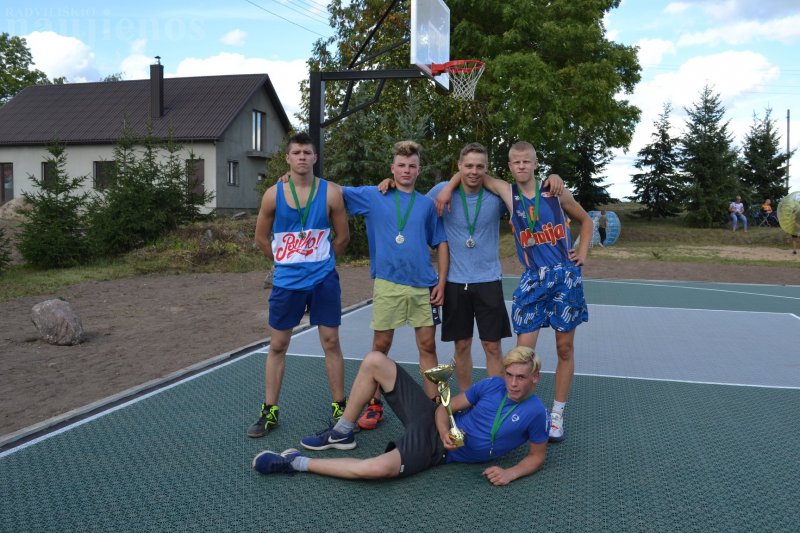 Burbulinio futbolo varžybose Šniūraičių vyresniųjų komandai atiteko bronza.