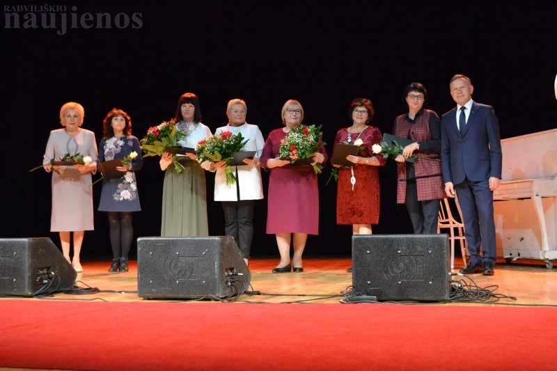 Seimo narys Vytautas Juozapaitis Padėkos raštus įteikė keturiems rajono pedagogams.