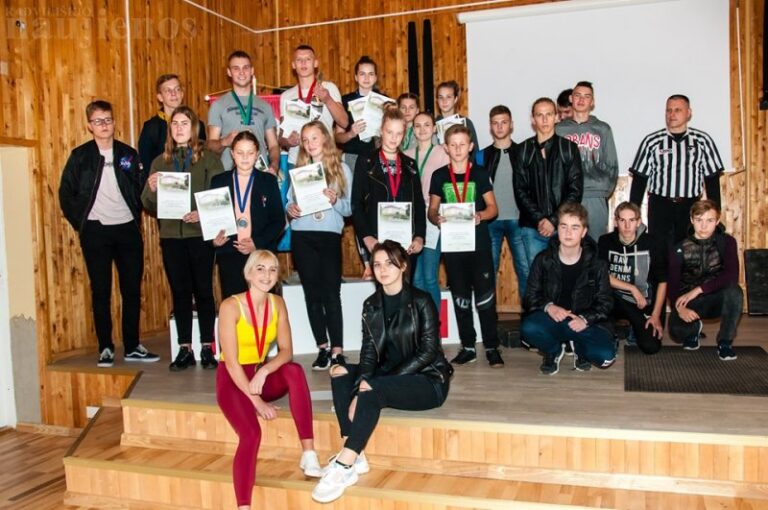 Tarptautinė mokytojų diena paminėta rungiantis rankų lenkimo turnyre