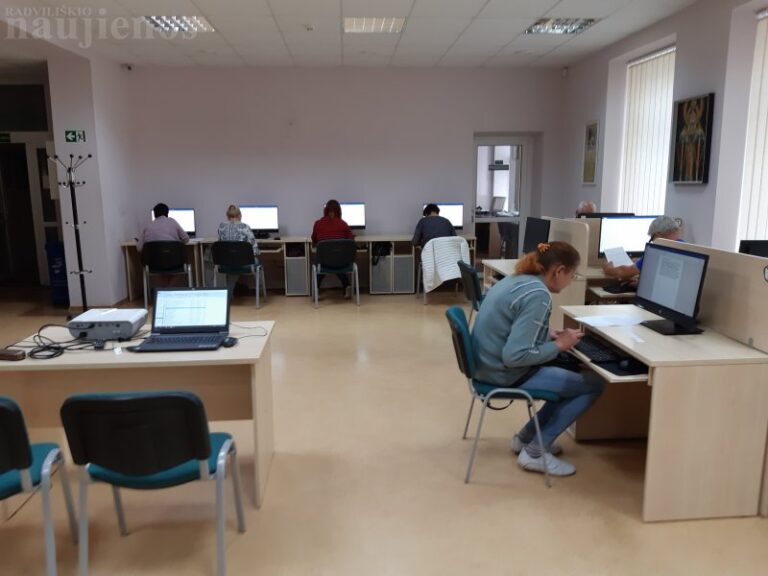 Bibliotekoje kompiuterinio raštingumo pagrindų išmoko pulkas „studentų“