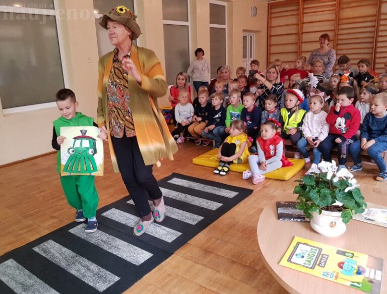 Šeduvoje pristatyta poetės Z. Gaižauskaitės knygelė „Žvalgos gatvėj šviesoforas“