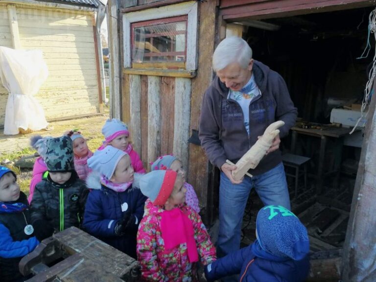 „Žvaigždutės“ vaikai apsilankė žymaus tautodailininko dirbtuvėse