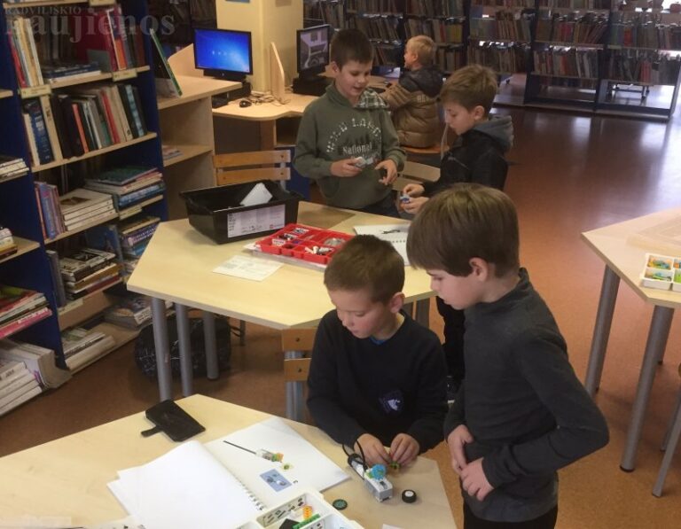 Bibliotekoje startavo robotikos užsiėmimai