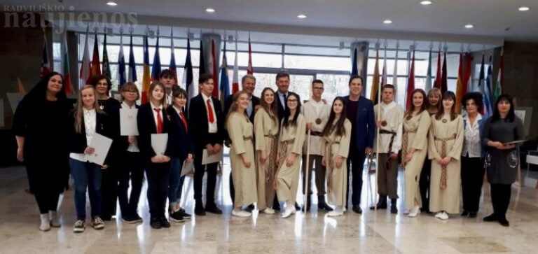 Baisogalos gimnazijos mokiniai savo darbus eksponavo Seime