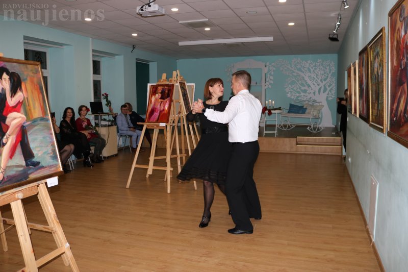 Bibliotekoje atidaryta Radviliškio rajono savivaldybės švietimo ir sporto centro Suaugusiųjų ir jaunimo neformaliojo ugdymo skyriaus Menų studijos kūrybos paroda „Fatališkas tango“