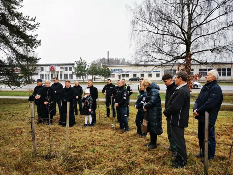 Pagerbtas žuvusiųjų keliuose atminimas