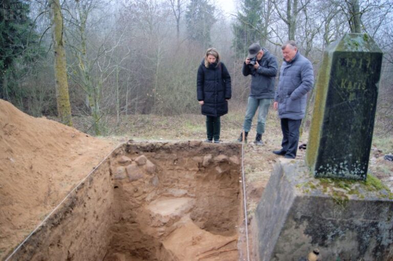 Žvalgomieji archeologiniai tyrimai Ilguočių kaimo kalvelėje