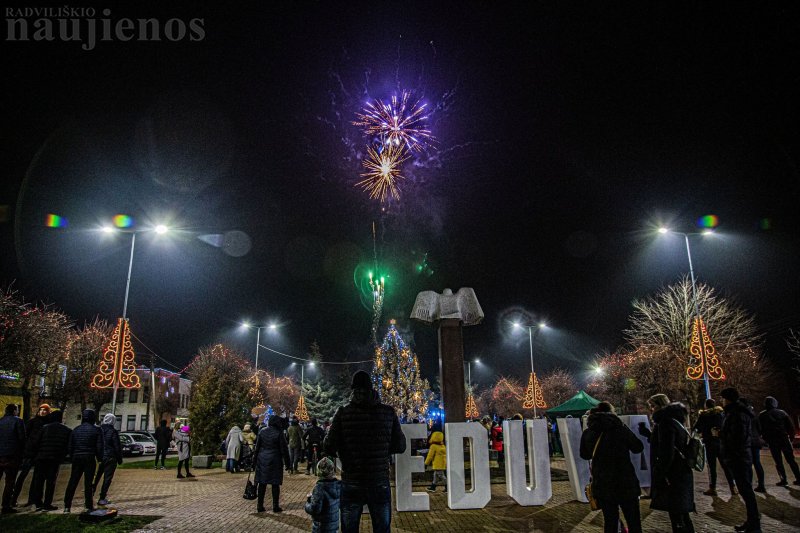 Susirinkusiuosius į šventę šeduvius sveikino žvarbaus vėjo nepabūgę valdžios atstovai.   Sigito Mikučio nuotr.