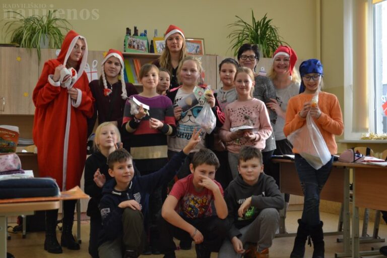 Sidabravo gimnazijos bendruomenė įsitraukė renginių ciklą „Laimingi kamšteliai“