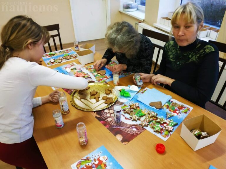 Vėriškiečius sukvietė meduolių dekoravimo popietė