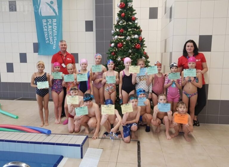 Grinkiškio gimnazijos trečiokai vandenyje jaučiasi kaip žuvys