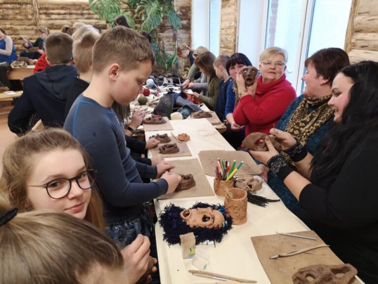 Baisogalos gimnazijos bendruomenė puoselėja Užgavėnių tradicijas