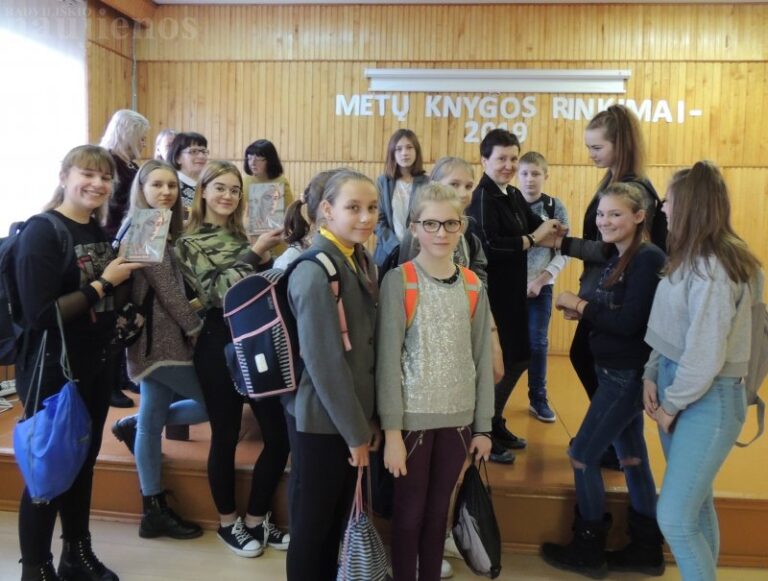 Šiaulėnų gimnazistai susitiko su rašytoja Ilona Ežerinyte