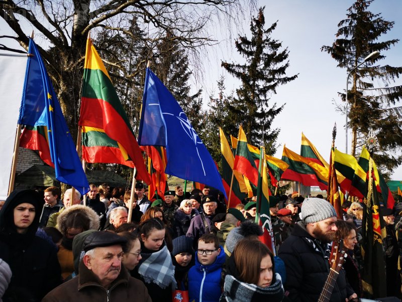 Iškilmingas minėjimas prasidėjo Lietuvos valstybinės vėliavos pakėlimu.