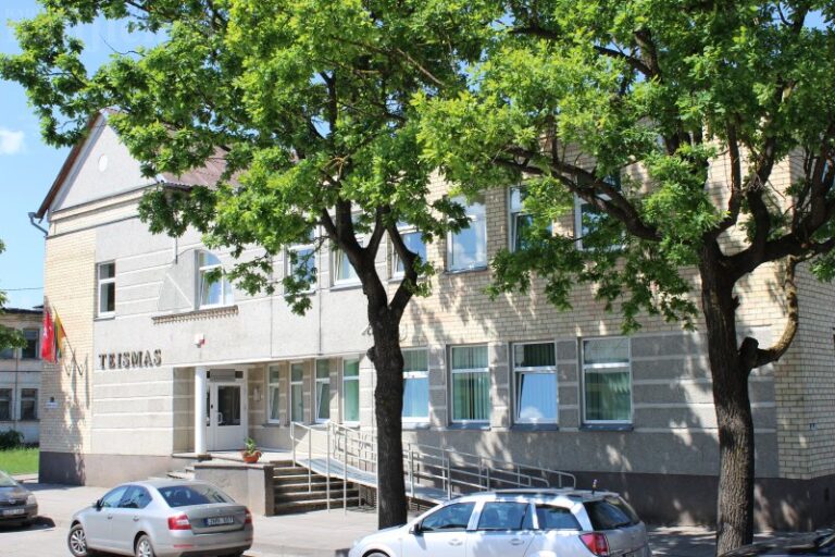 Radviliškio degalinės plėšikas ir jo sėbrai išgirdo nuosprendį