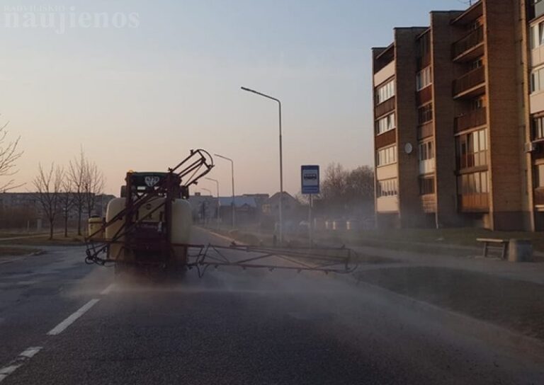 Radviliškyje ir rajone dezinfekuojamos viešosios erdvės ir gatvės
