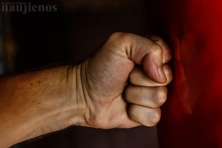 Įsisiautėjęs sūnus Baisogaloje sumušė savo tėvą