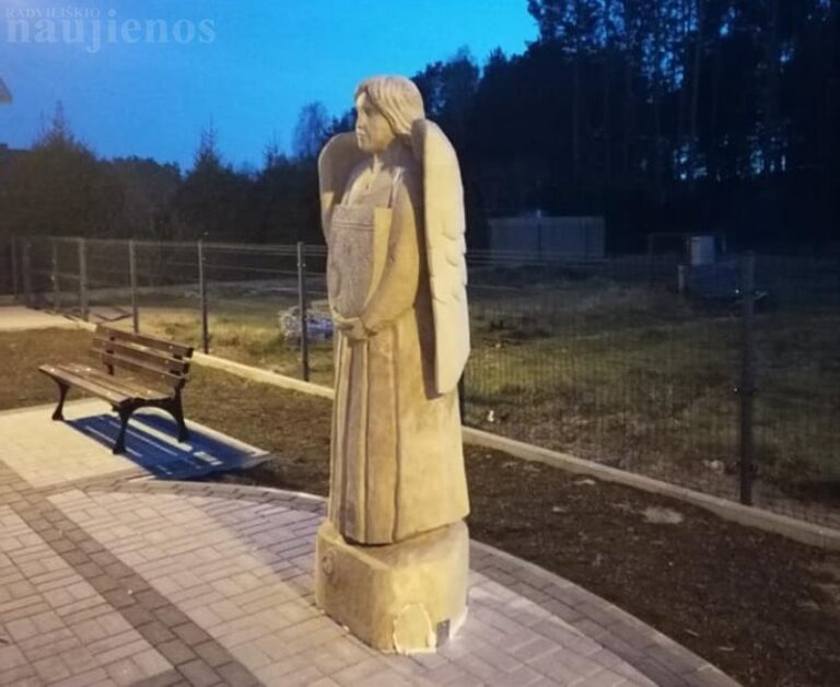 Kadzidlo mieste, Lenkijoje, – didžiulė Gerumo angelo iš Sidabravo kopija