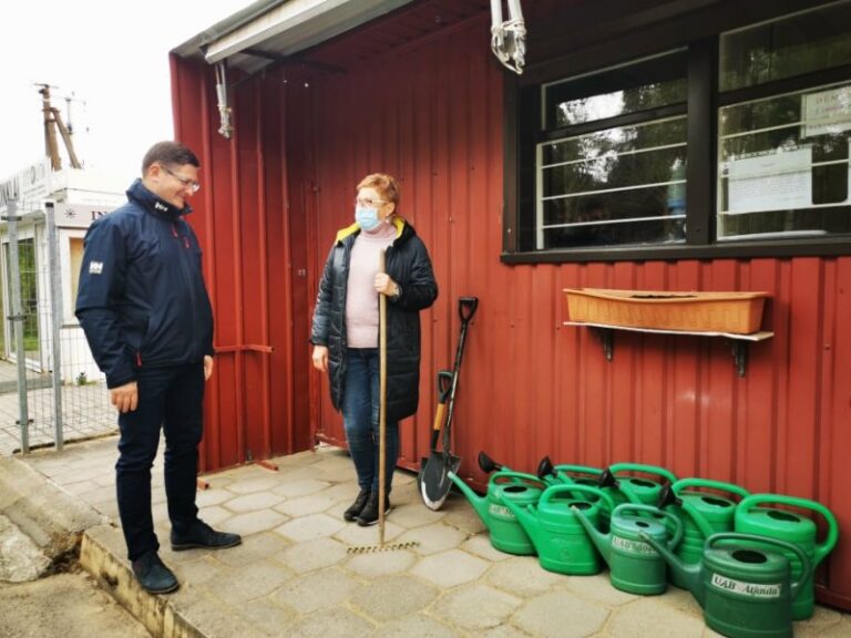 Radviliškio miesto kapinėse – nemokamų įrankių stendas