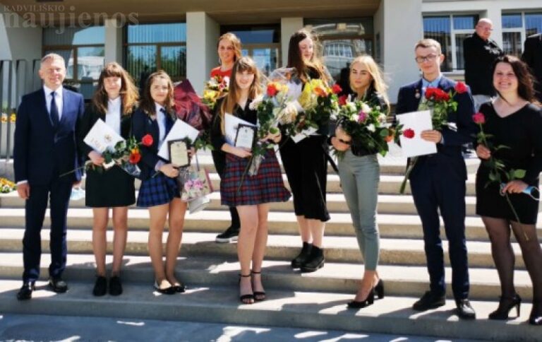 Geriausiems rajono abiturientams įteiktos atminimo dovanos ir premijos