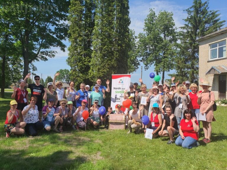 Radviliškiečiai 13 kilometrų žygyje ieškojo „Sveikatos lobio“
