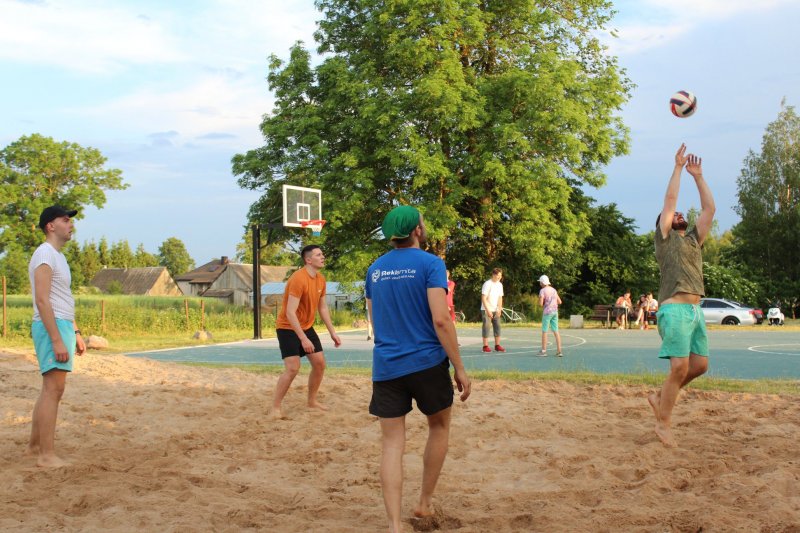 Norint pagerinti fizinį aktyvumą suorganizuotos Radviliškio seniūnijos bendruomenių tinklinio ir krepšinio varžybos.