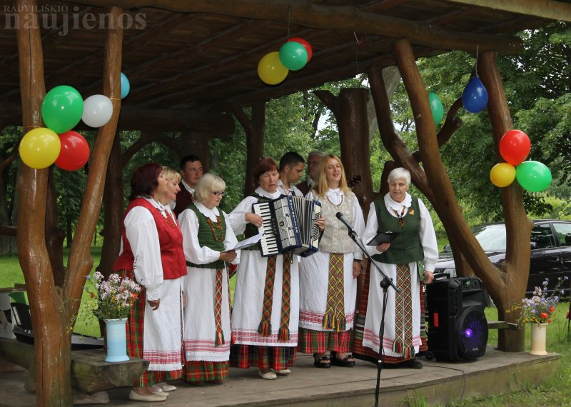 Pociūnėlių krašto žmonės senajame miestelio parke šventė Valstybės (Lietuvos karaliaus Mindaugo karūnavimo) dieną.