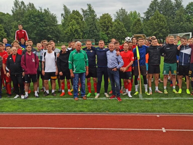 Naktinio futbolo čempionų taurė iš Radviliškio iškeliavo į Vilkaviškį
